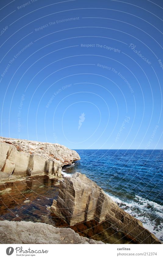 Traumjob ? Wolkenloser Himmel Sommer Schönes Wetter Felsen Wellen Küste Meer blau Mittelmeer Steinbruch Marès Gischt eckig Spuren Naturstein Sandstein Quader