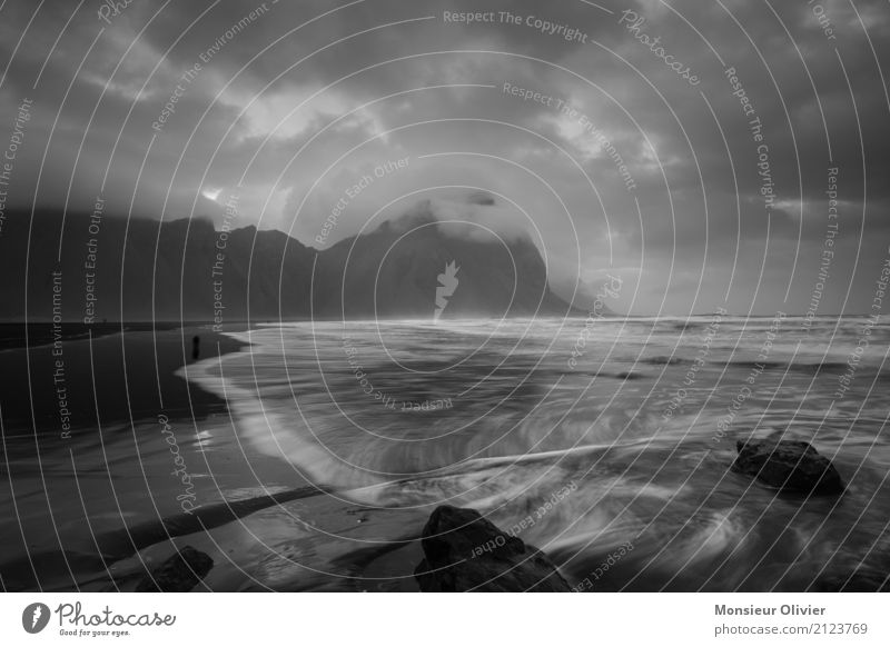 Stokksnes Lavastrand und Vestrahorn, Island Schwarzweißfoto Umwelt Natur Landschaft Wolken Wetter schlechtes Wetter Unwetter Wind Berge u. Gebirge Wellen Küste