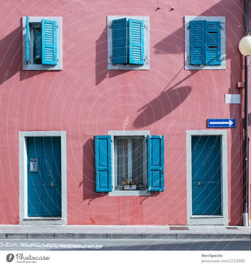 zweifarbig schön rot Haus ein lizenzfreies Stock Foto