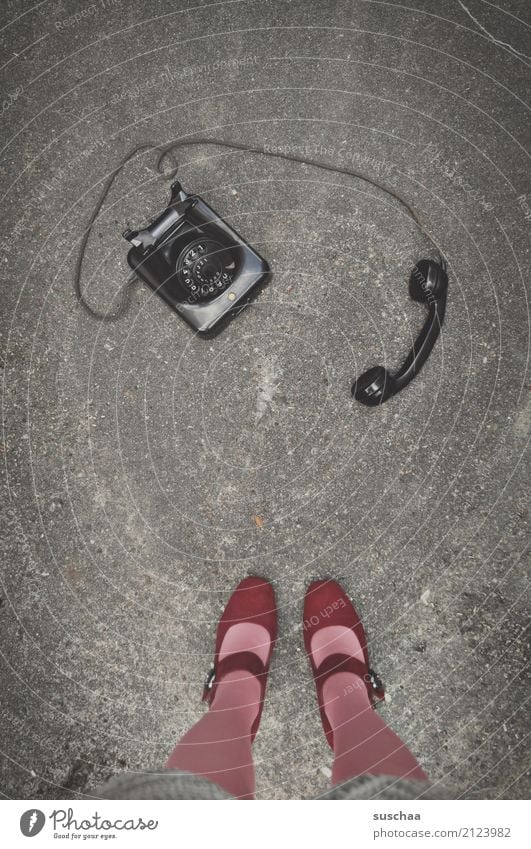 telefonieren Frau Beine Füße Damenschuhe Strümpfe Straße stehen Asphalt Telefon analog retro Bakelit-Telefon altmodisch früher Kommunizieren Telekommunikation