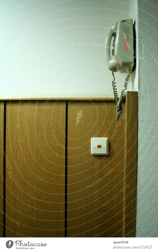 Tempelhof Telefon Telekommunikation Gebäude Holz ästhetisch einfach retro braun ruhig Farbfoto Innenaufnahme Menschenleer Textfreiraum links Kunstlicht Wand