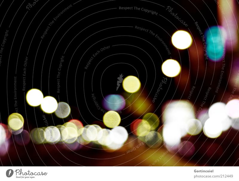 Midnight Blendenfleck Lichtspiel Lichtpunkt Lichtfleck Straßenverkehr dunkel Farbfoto mehrfarbig Außenaufnahme abstrakt Textfreiraum oben Nacht Kunstlicht