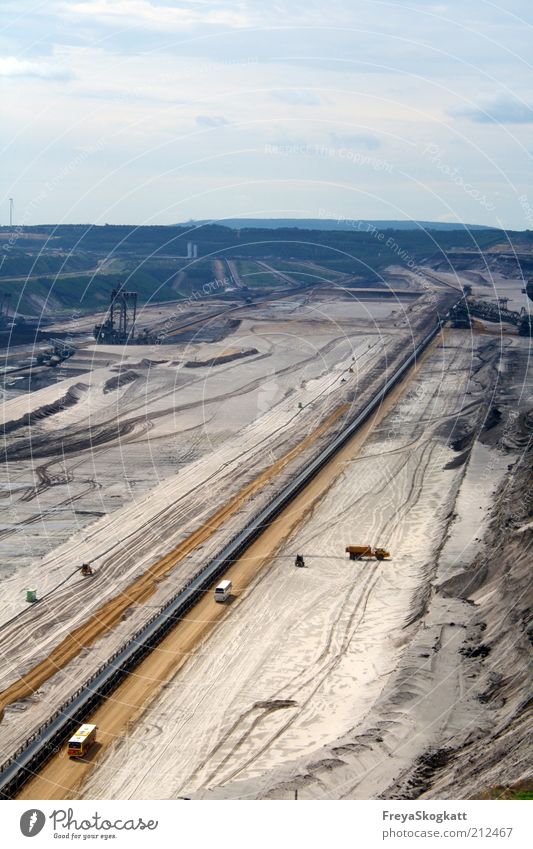 Eine Reise durch die Erdschichten Energiewirtschaft Industrie Industrieanlage Arbeit & Erwerbstätigkeit groß blau braun Zerstörung Kohle Braunkohlentagebau Erde