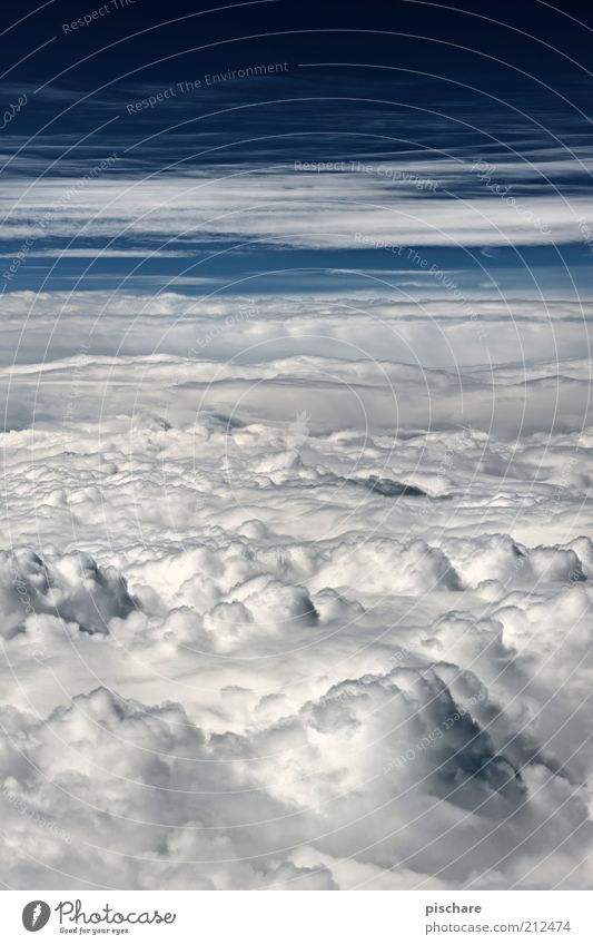 Schneefrei Himmel Wolken Klima Wetter Schönes Wetter Luftverkehr hoch schön weich blau Einsamkeit einzigartig Ferne Farbfoto Außenaufnahme Luftaufnahme