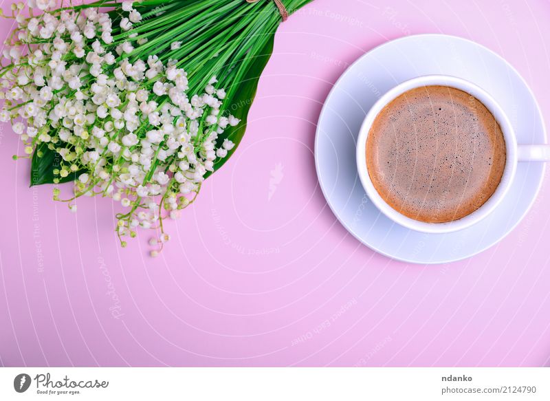 Tasse Kaffee mit Schaum Frühstück Kaffeetrinken Getränk Espresso Becher Tisch Restaurant Blume Blumenstrauß Blühend frisch oben rosa schwarz weiß Maiglöckchen