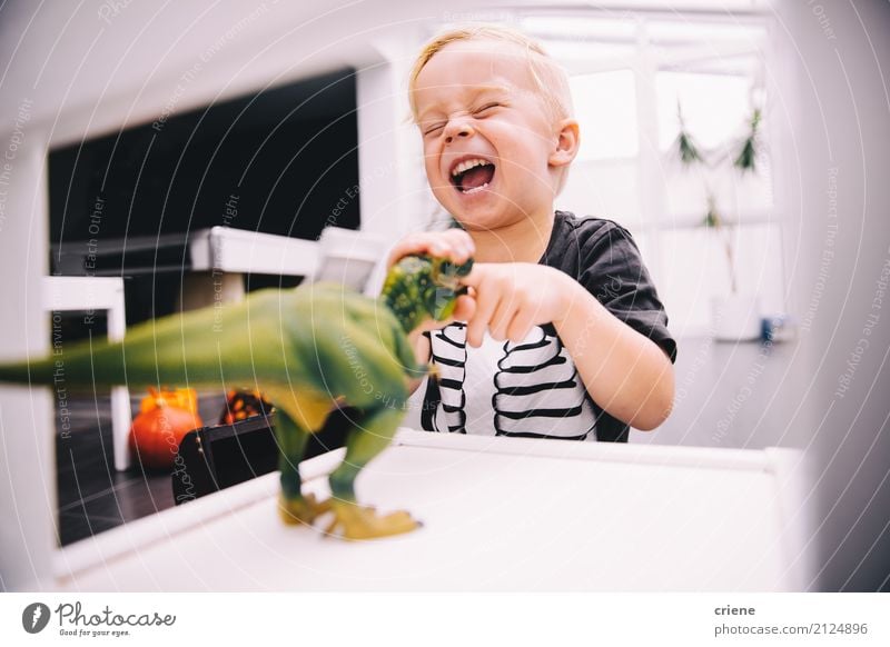 Kleiner Junge, der mit Dinosaurierspielwaren spielt Freude Glück Freizeit & Hobby Spielen Kind Spielzeug Lächeln lachen schreien lustig kleiner Junge Nachkommen