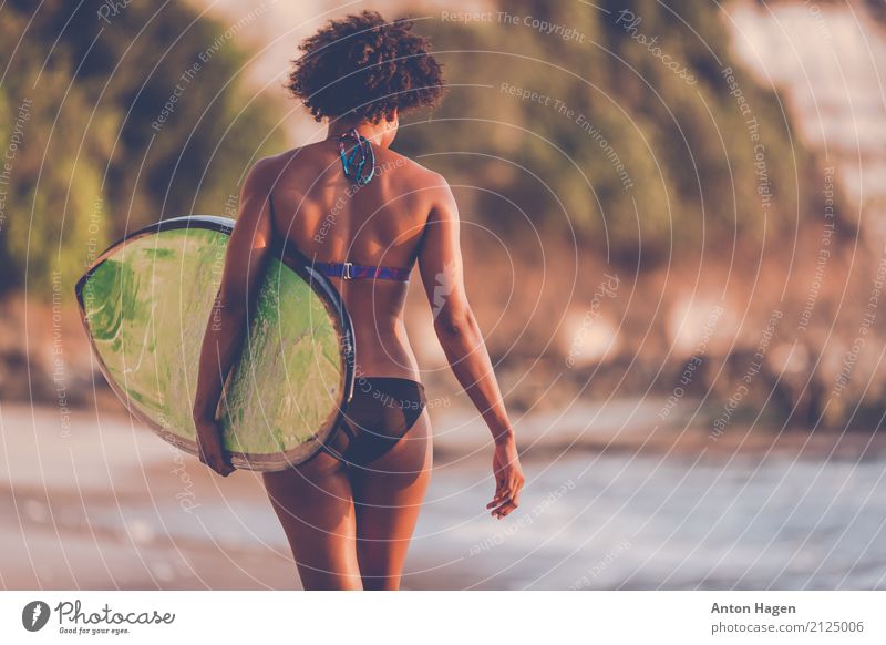 Zum Strand und zurück sportlich Wellness Sommer Sommerurlaub Sonne Meer Insel Wellen Wassersport Junge Frau Jugendliche 1 Mensch 18-30 Jahre Erwachsene Bikini