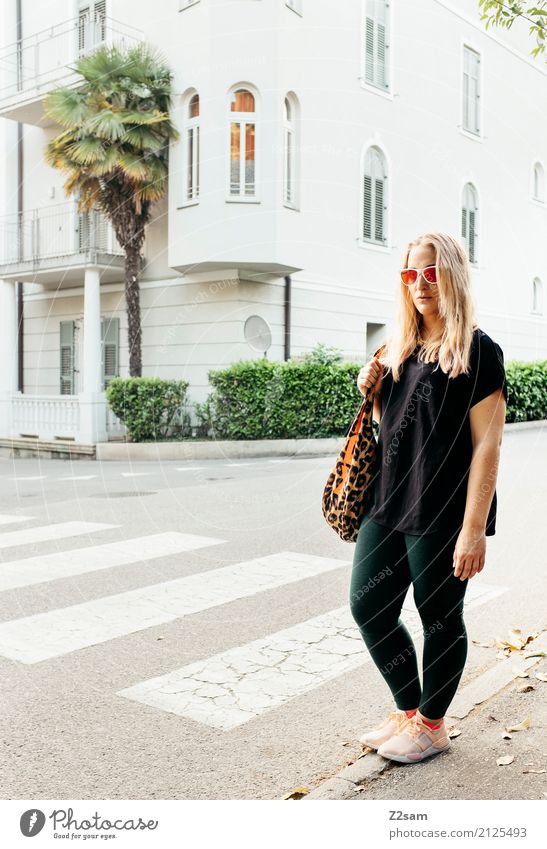 meran Lifestyle elegant Stil Junge Frau Jugendliche 18-30 Jahre Erwachsene Schönes Wetter Palme Kleinstadt Stadtzentrum Mode Leggings Bluse Tasche Sonnenbrille