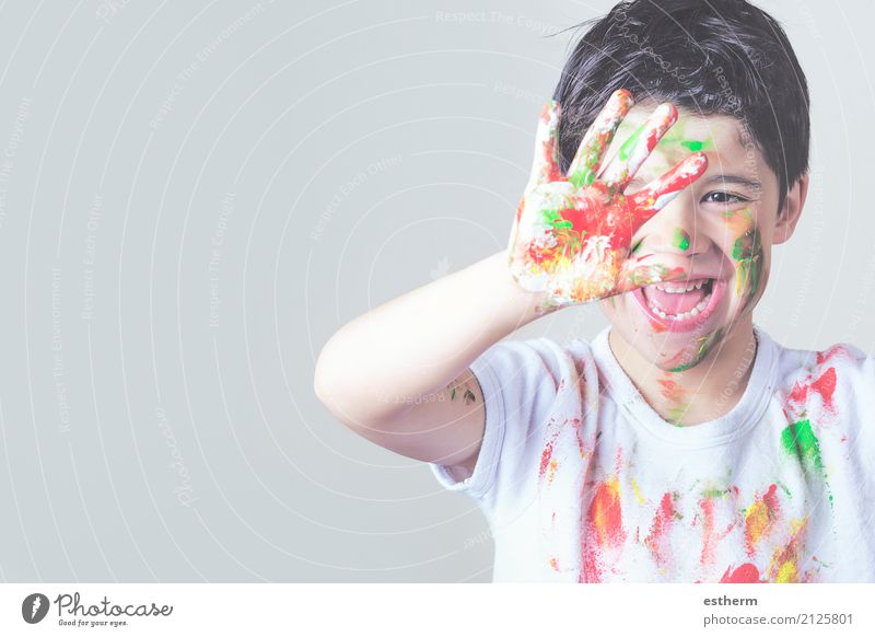 glückliches Kind mit Farbe bedeckt Lifestyle Spielen Kinderspiel Mensch Kleinkind Kindheit 1 3-8 Jahre Künstler Anstreicher Gemälde Party Lächeln lachen