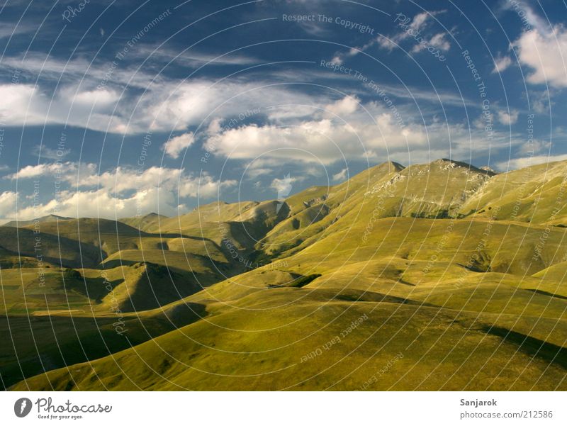 Im Himmel Umwelt Natur Landschaft Alm Alpen apenninen Berge u. Gebirge Grasland Weide Ferne Freiheit Frieden Gipfel Sommer Hügel Panorama (Aussicht) Italien