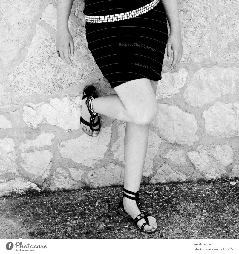 annewandran Mensch feminin Haut Beine 1 Mauer Wand Rock Gürtel Schuhe stehen ästhetisch Coolness frech schwarz silber weiß Gefühle Lebensfreude ruhig