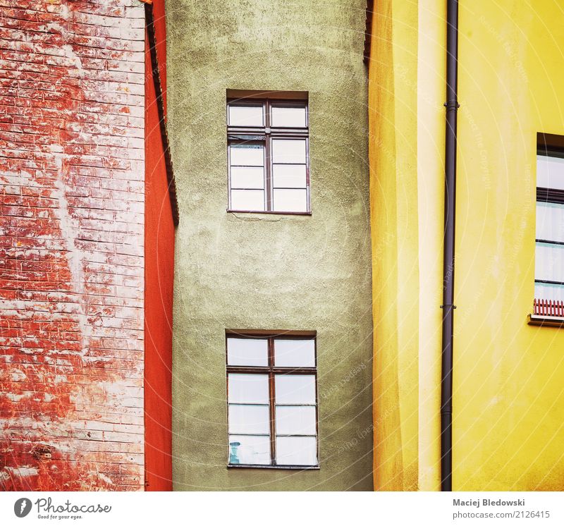 Alte Hausfassade Häusliches Leben Wohnung Gebäude Architektur Fassade alt retro Stimmung Großstadt Wand gefiltert Fenster Mietshaus wohnbedingt Instagrammeffekt