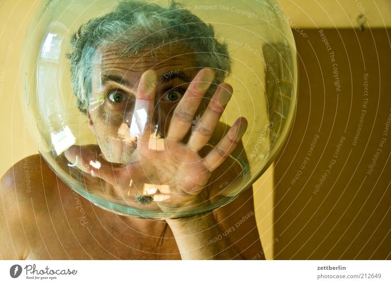Zweitausend - ein neues Kapitel tauchen Mann Erwachsene Kopf Gesicht Auge Hand Finger 45-60 Jahre Helm Aquarium Glas Kugel atmen skurril Trennung ersticken