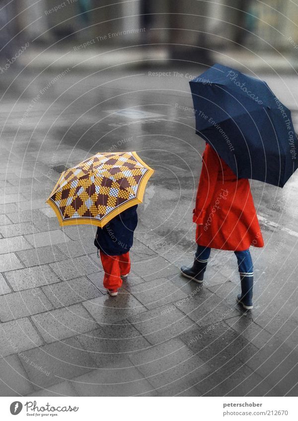 parapluie Sommer Kind Mutter Erwachsene Familie & Verwandtschaft Kindheit 2 Mensch 1-3 Jahre Kleinkind schlechtes Wetter Regen München Stadtzentrum Menschenleer