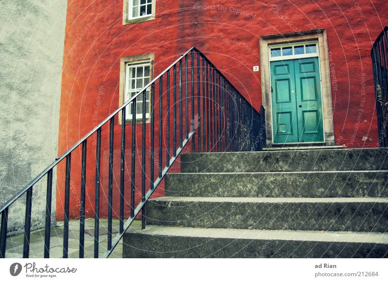 verschlossen Edinburgh Schottland Haus Mauer Wand Treppe Fenster Tür ästhetisch Farbfoto Treppengeländer Holztür Flügeltür Eingangstür Natursteinhaus Sauberkeit