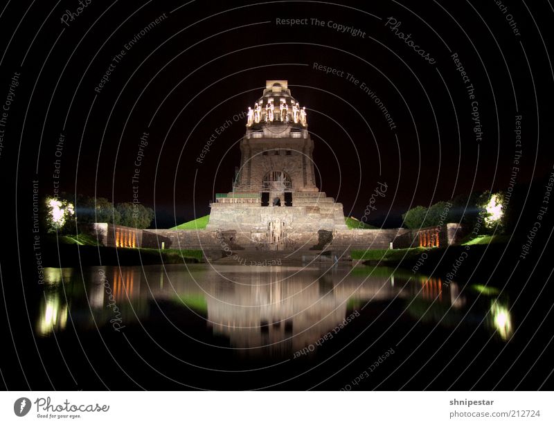 Leipziger Völkerschlachtdenkmal Kunst Kultur Sachsen Stadtzentrum Bauwerk Gebäude Architektur Denkmal Sehenswürdigkeit Wahrzeichen alt Langzeitbelichtung