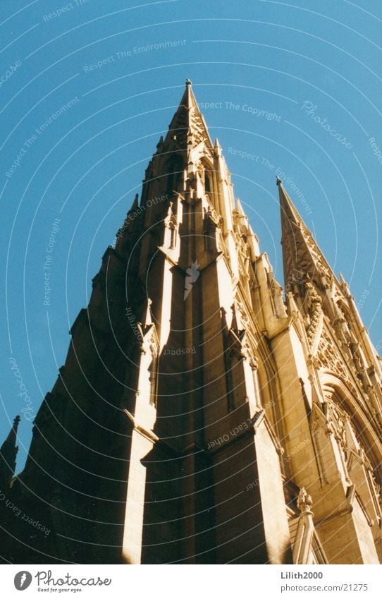 Kirche in New York City St. Patricks Kathedrale Manhattan Gotteshäuser Religion & Glaube aufwärts himmelwärts Vor hellem Hintergrund Freisteller Kirchturmspitze