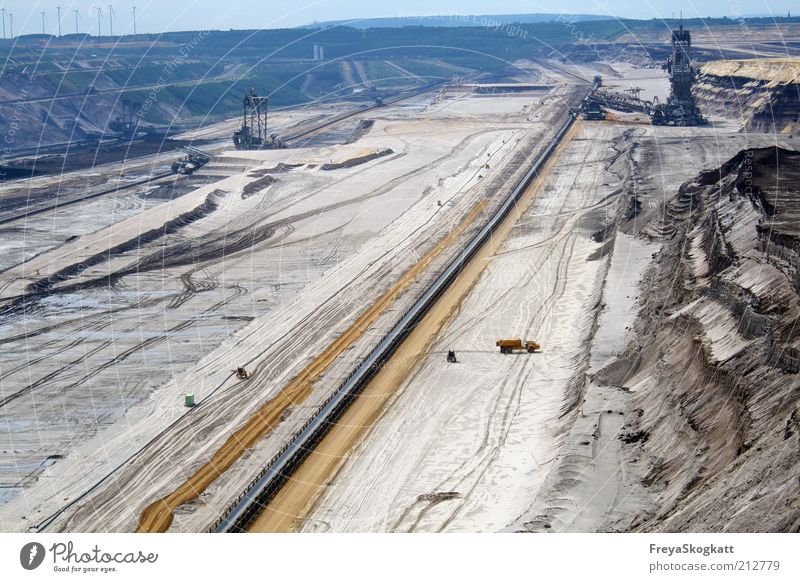 Das große Loch Energiewirtschaft Kohlekraftwerk Industrie Industrieanlage Arbeit & Erwerbstätigkeit blau braun Zerstörung Braunkohlentagebau Erde Bergbau