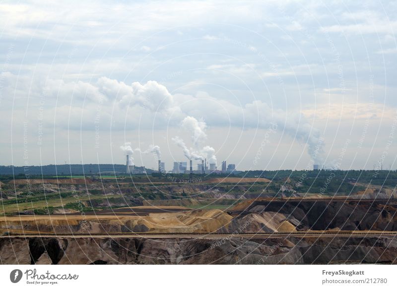 Und wenn die Welt raucht... Energiewirtschaft Kohlekraftwerk Industrie bedrohlich dreckig blau braun Braunkohlentagebau Produktion Abgas Industrielandschaft