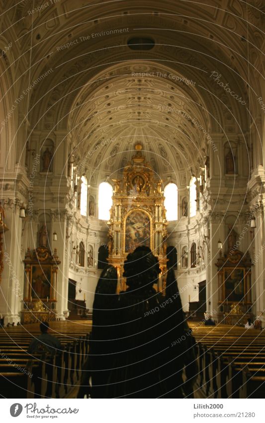 Engel auf Erden Statue schwarz München Altar Fenster Gotteshäuser gold Religion & Glaube Frauenkirche Dom Bogen