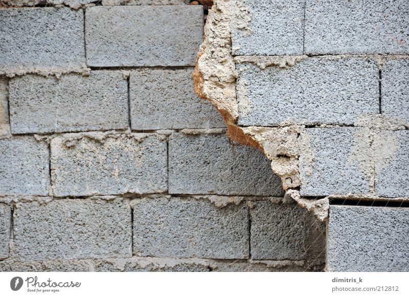 zerbrochene Wand Gebäude Architektur Mauer Beton Backstein bauen grau Verfall gebrochen Schlacke Klotz Schlackenblock Baustein Zement Hintergrundbild