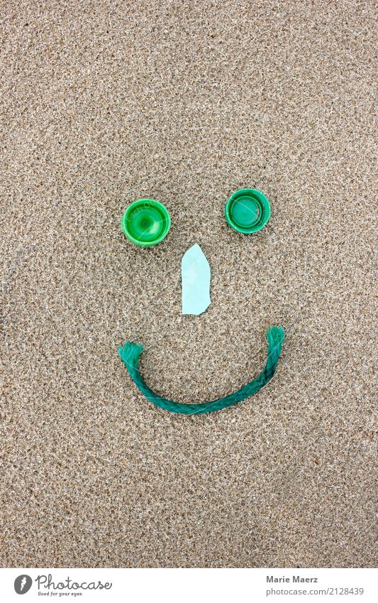 Recyling freut die Umwelt. Smiley Figur aus Plastikmüll. Sand Strand machen Glück nachhaltig grün Tugend Verantwortung Hilfsbereitschaft Inspiration Klima Kunst
