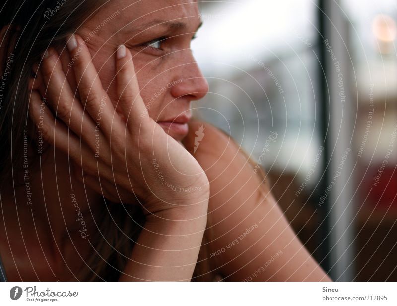 Bonjour tristesse Frau Erwachsene Kopf Hand Finger 1 Mensch langhaarig beobachten Denken träumen warten Zufriedenheit Gelassenheit geduldig ruhig Interesse