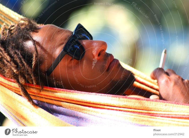 just relax maskulin Mann Erwachsene Kopf 1 Mensch 18-30 Jahre Jugendliche Sonnenbrille schwarzhaarig Rastalocken Erholung Rauchen Gelassenheit Farbfoto