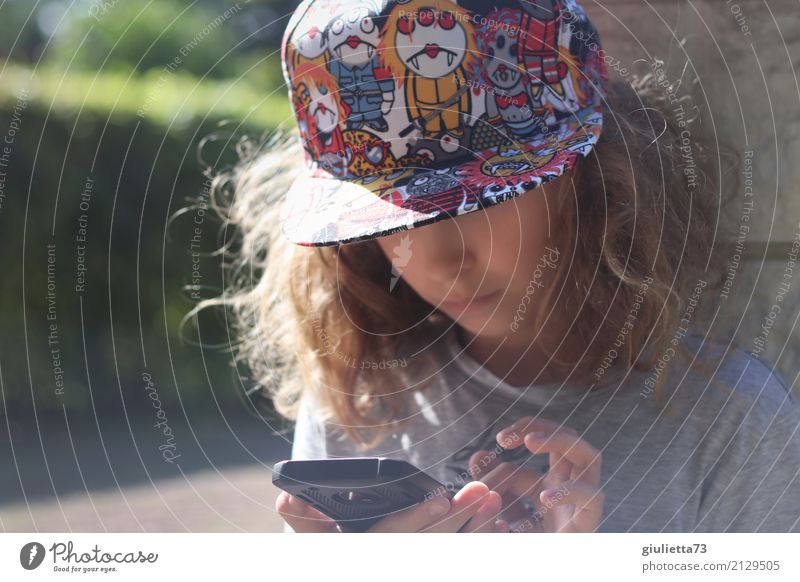 Generation Z | Kind mit cooler Kappe und vertieft in sein Handy Freizeit & Hobby Spielen Computerspiel maskulin Junge Kindheit Leben 1 Mensch 8-13 Jahre
