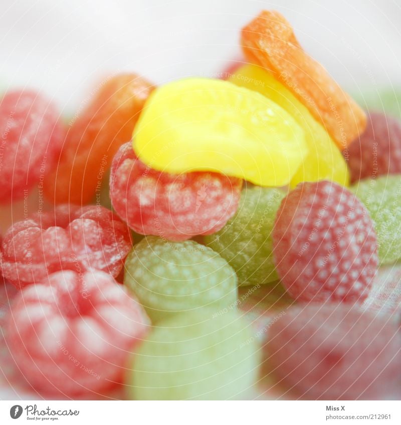 bunter Karies Lebensmittel Frucht Süßwaren Ernährung lecker sauer süß Zucker Bonbon himbeerbonbon Himbeeren ungesund Klebrig Farbfoto mehrfarbig Innenaufnahme