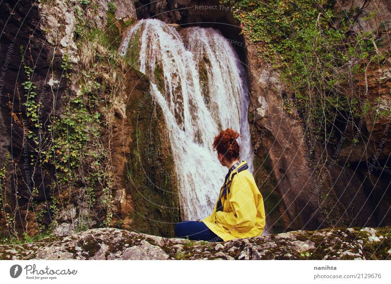 Hintere Ansicht einer Frau nahe einem Wasserfall Lifestyle Ferien & Urlaub & Reisen Tourismus Abenteuer Freiheit Expedition Mensch feminin Junge Frau