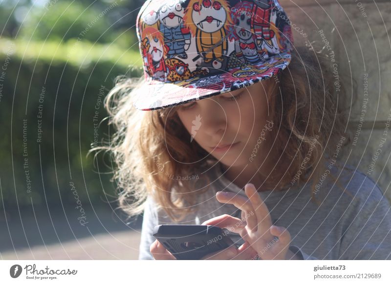 Lebenselixier | Smartphone | Junge mit cooler Kappe und Handy Freizeit & Hobby Spielen Computerspiel PDA maskulin Kind Kindheit Jugendliche 1 Mensch 8-13 Jahre
