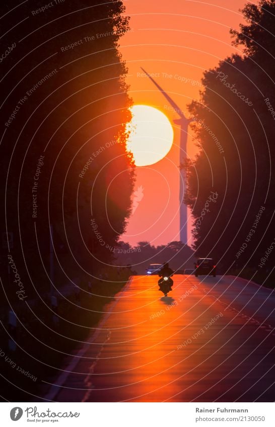ein Sonnenaufgang an einer Landstrasse mit Fahrzeugverkehr Umwelt Landschaft Sonnenuntergang Wetter Schönes Wetter Verkehr Verkehrsmittel Verkehrswege