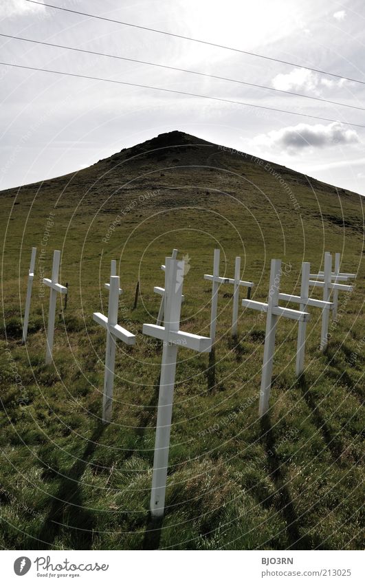 Stille | Iceland trist grau grün weiß Gefühle Stimmung Traurigkeit Trauer Tod Endzeitstimmung Religion & Glaube Vergänglichkeit Island Wiese