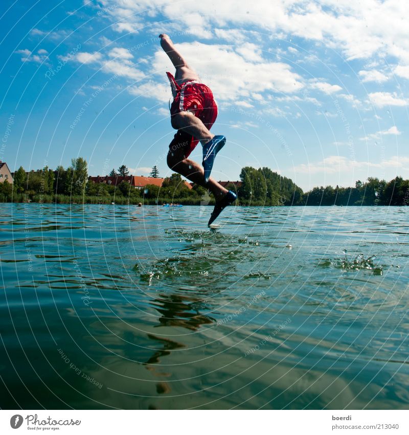 wAsserläufer Freude Freizeit & Hobby Sommer See Teich maskulin Mann Erwachsene Leben 1 Mensch Natur Wasser fliegen laufen springen außergewöhnlich nass blau