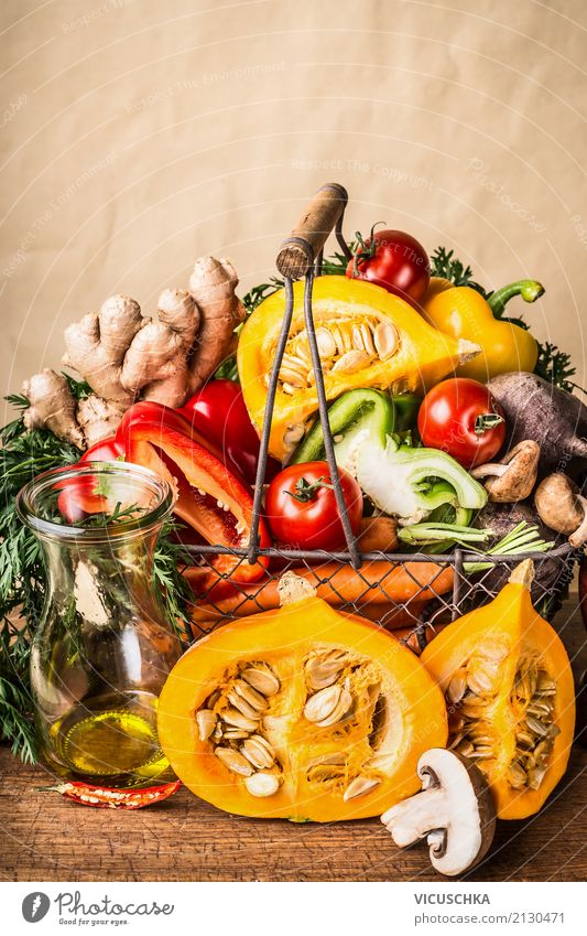 Korb mit Herbst Gemüse Lebensmittel Ernährung kaufen Stil Design Gesunde Ernährung Tisch Erntedankfest gelb Inspiration Hintergrundbild Stillleben Kürbis