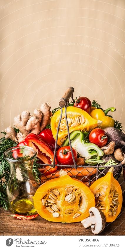 Korb mit saisonale Ernte Gemüse und Kürbis Lebensmittel Kräuter & Gewürze Öl Ernährung Mittagessen Bioprodukte Vegetarische Ernährung Diät kaufen Stil Design