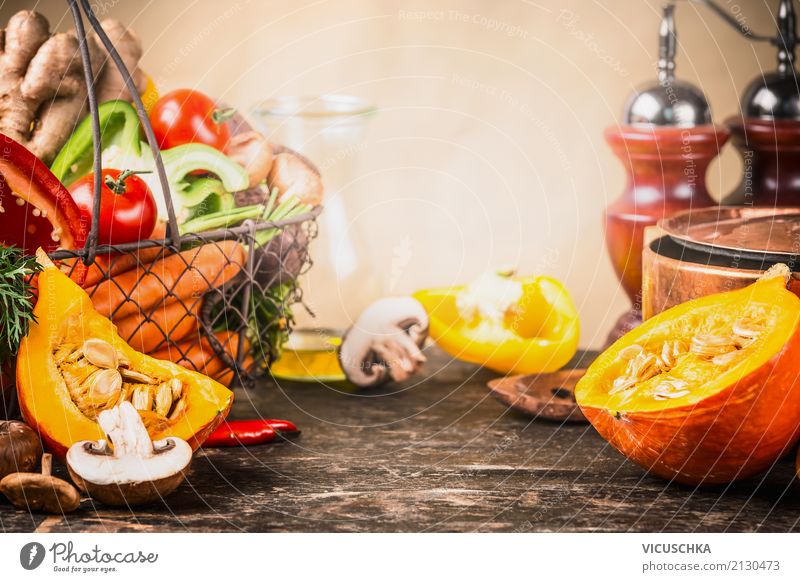 Kürbis und Herbst Gemüse auf dem Küchentisch Lebensmittel Kräuter & Gewürze Öl Ernährung Mittagessen Abendessen Bioprodukte Vegetarische Ernährung Diät Geschirr