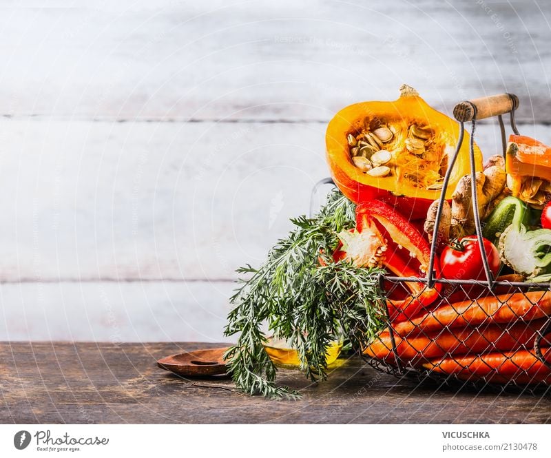Verschiedene Herbst saisonales Bio-Gemüse im Korb Lebensmittel Ernährung Bioprodukte Vegetarische Ernährung Diät kaufen Stil Design Gesundheit Gesunde Ernährung