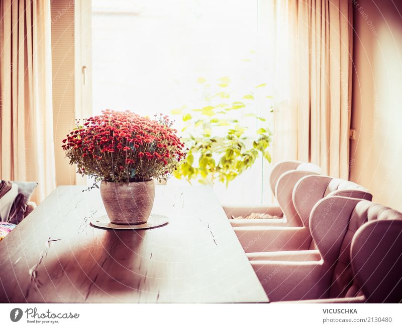 Esszimmer mit Tisch und Blumenstrauß Lifestyle Stil Design Häusliches Leben Wohnung Haus Innenarchitektur Dekoration & Verzierung Sessel Stuhl Raum Wohnzimmer