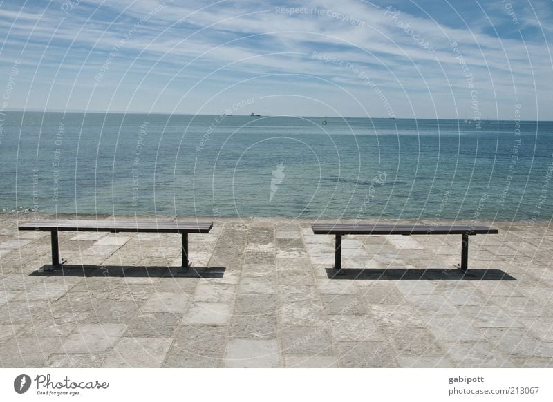 mal wieder aufs meer schauen Umwelt Natur Urelemente Horizont Sommer Wärme Küste Meer Lissabon Hafenstadt Promenade Strandanlage Bank Lebensfreude Optimismus