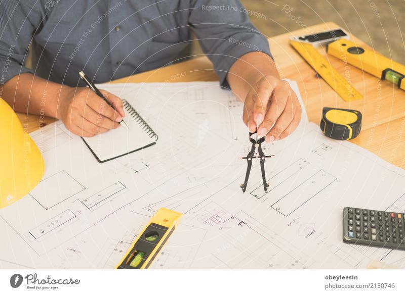 Architekt oder Planer, der an Zeichnungen für Baupläne arbeitet Design Schreibtisch Arbeit & Erwerbstätigkeit Beruf Büro Business Sitzung Computer Notebook