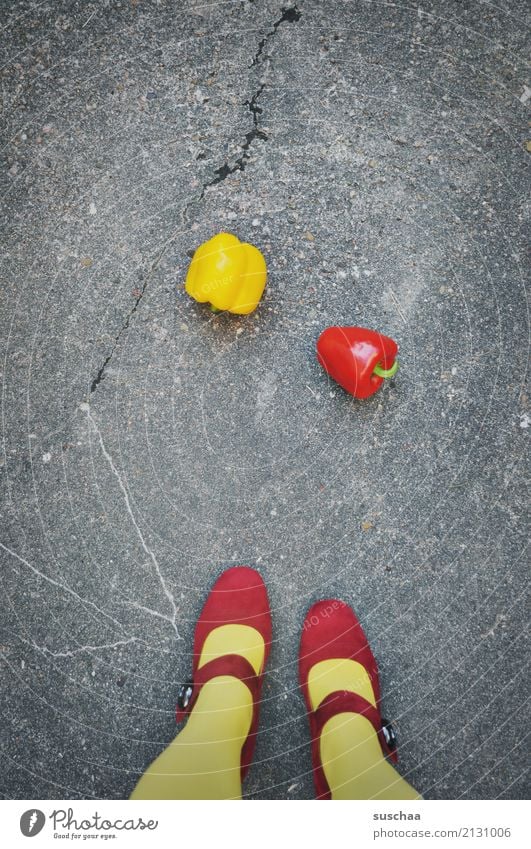 paprika füße Beine Frau Mädchen weiblich Strümpfe Schuhe Damenschuhe rot gelb Straße Asphalt Gemüse Paprika Lebensmittel 2 außergewöhnlich seltsam