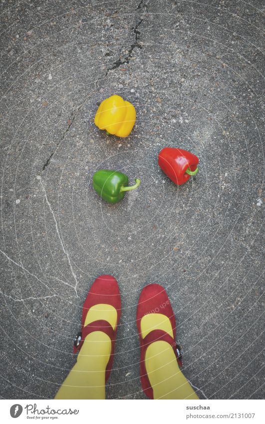 paprika (2) füße Beine Frau Mädchen weiblich Strümpfe Schuhe Damenschuhe rot gelb grün ampelfarbe Straße Asphalt Gemüse Paprika Lebensmittel 3 außergewöhnlich
