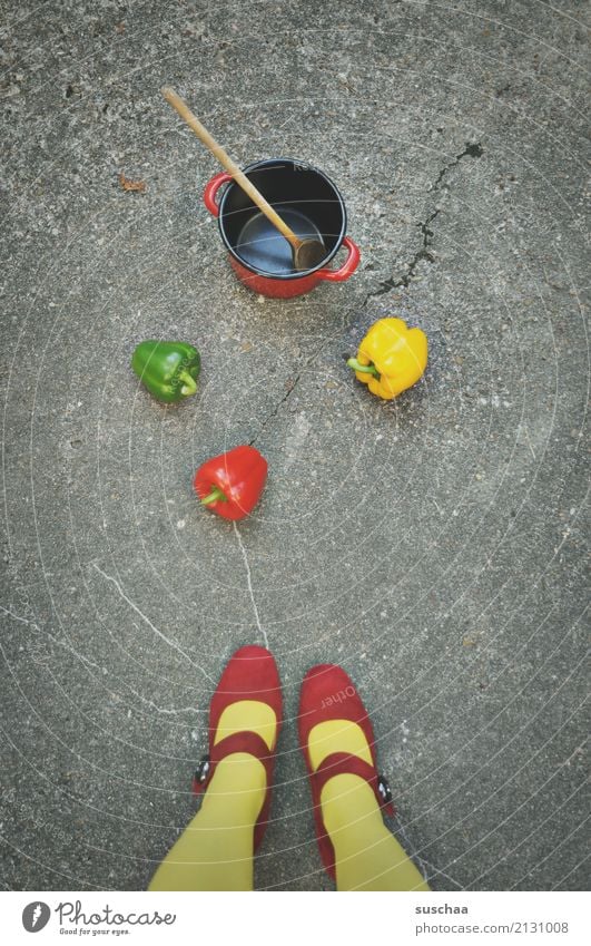 streetcooking füße Beine Frau Mädchen weiblich Strümpfe Schuhe Damenschuhe rot gelb grün Straße Asphalt Gemüse Paprika Lebensmittel 3 außergewöhnlich seltsam