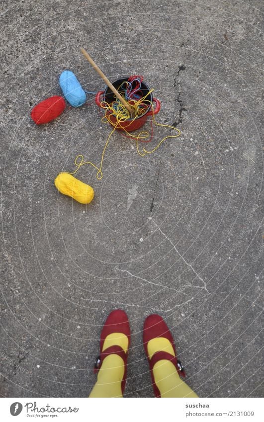wollsuppe Wolle Wollknäuel wollfäden durcheinander 3 mehrfarbig rot gelb blau RGB füße Beine Strümpfe Schuhe Damenschuhe Frau Mädchen weiblich Straße Asphalt