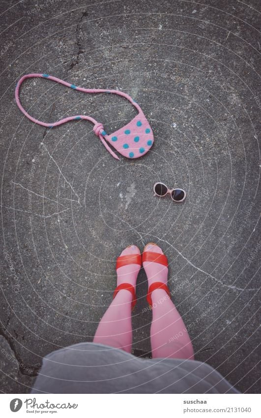 der letzte ausflug ausgehen Sommer Sonntag Spaziergang Sonnenbrille Handtasche weiblich Beine Fuß Damenschuhe rosa stehen Straße Asphalt Strümpfe Rock