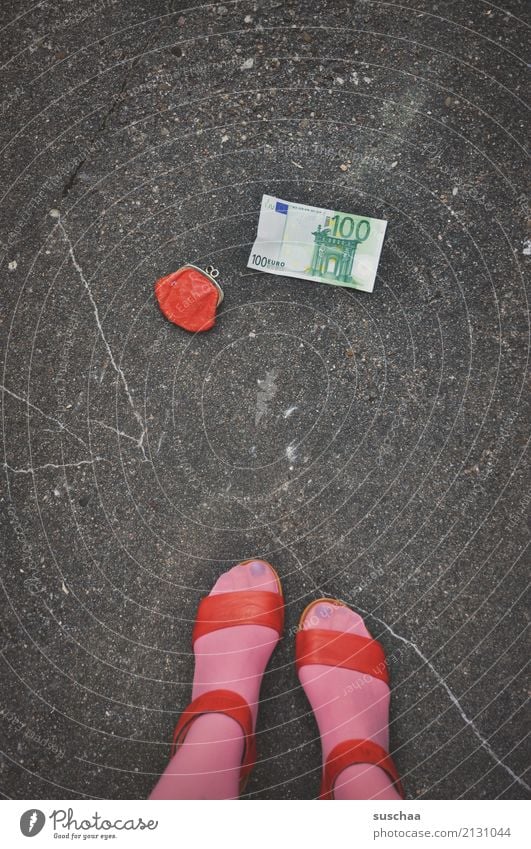 wunschfund Fuß Beine weiblich Frau Strümpfe Schuhe Sandale Damenschuhe stehen Straße Asphalt heben Fund verlieren Portemonnaie Geld Geldscheine Euro 100