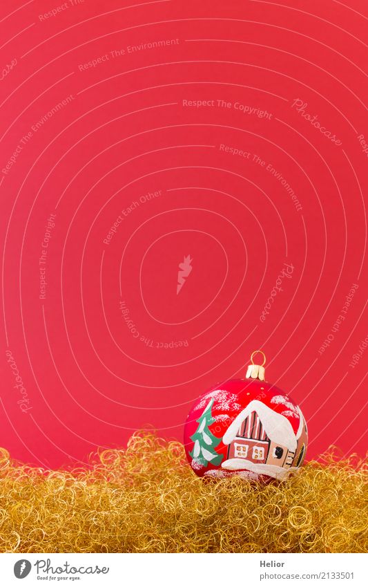 Rote Christbaumkugel auf goldenem Glitter Design Freude Feste & Feiern Weihnachten & Advent Glas Zeichen Ornament Kugel glänzend rund rot weiß Gefühle Vorfreude