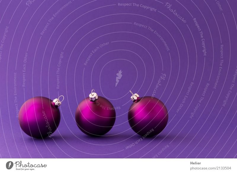 Drei violette Christbaumkugeln auf lila Hintergrund Design Freude Feste & Feiern Weihnachten & Advent Glas Zeichen Ornament Kugel einfach schön Gefühle